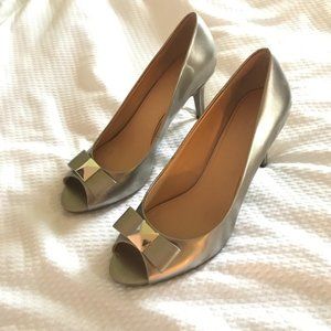 Liz Clairborne Metallic Bow Heels